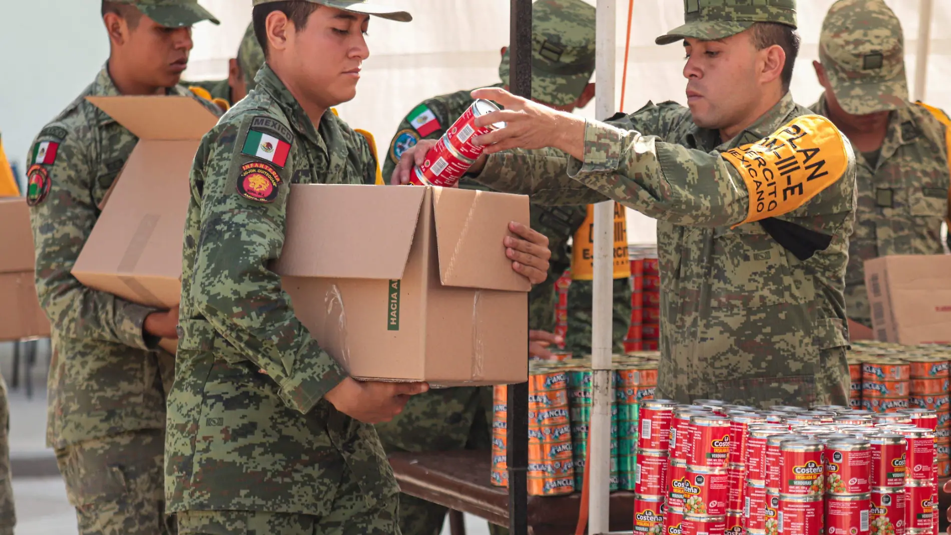 Militares apoyo a damnificados Foto. David Tamayo  (4)